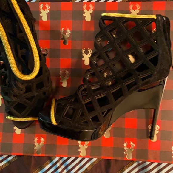 Burberry shoos high heals size 8 . - Picture 1 of 4